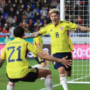 Jorge Carrascal celebrando el segundo gol de Colombia junto a su asistidor Daniel Muñoz.