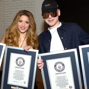 Shakira y Bizarrap recibiendo sus cuatro récords Guinnes antes de su presentación en vivo. 