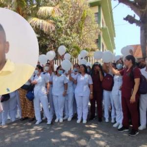 Estudiantes de la Universidad Simón Bolívar con globos blancos en la entrada de Medicina Legal.