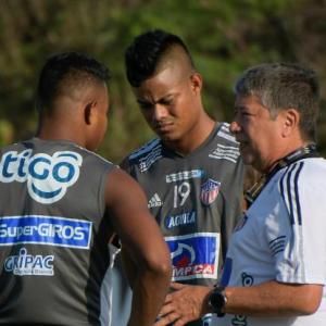 'Bolillo' Gómez durante un entrenamiento dialogando con Luis Sandoval