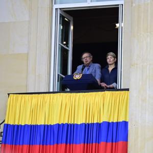Gustavo Petro acompañado por la Primera Dama de la Nación, Verónica Alcócer