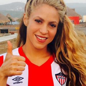 Shakira sonríe con una camiseta del Junior puesta