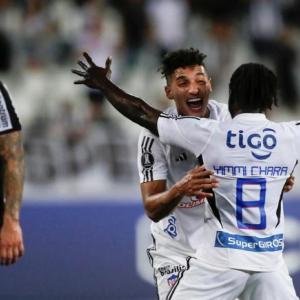 Yimmi Chará y Gabriel Fuentes celebran uno de sus goles en el triunfo 3-1 en su primer juego contra Botafogo. 
