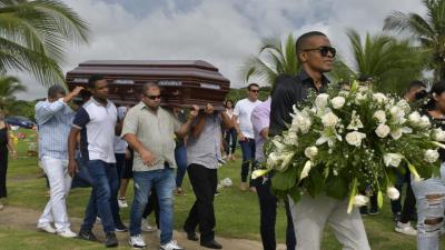 Allegados cargaban el ataud, el cual era conducido hasta el camposanto del Cementerio Jardines de La Eternidad Norte, ubicado en Puerto Colombia