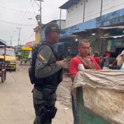 Un Policía en el sector del mercado de Barranquilla