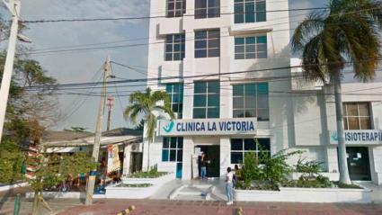 El hombre alcanzó a ser llevado con vida a la Clínica La Victoria, donde los médicos no pudieron salvarle la vida ante la gravedad de las heridas. 