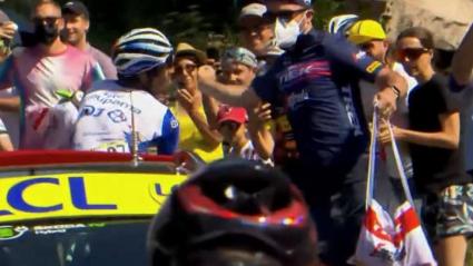 Momento en que se produce el bofetón accidental del auxiliar del Trek para Pinot.  Bofetada accidental para Thibaut Pinot en la octava etapa del Tour.