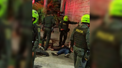 uno de los señalados sacó un arma de fuego y disparó en contra del hombre, quien fue auxiliado y llevado al Hospital de Barranquilla