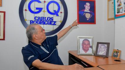 Carlos Rodríguez muestra una fotografía de su hijo con un disfraz de superhéroe. 