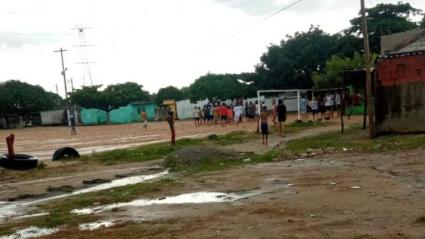 el enfrentamiento se presentó bajo la lluvia, durante este jueves en Barranquilla. 