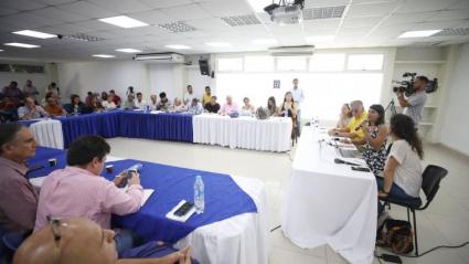 La ministra de Energía, Irene Vélez, en medio de la reunión que se adelantó con usuarios y gremios de Barranquila y el Atlántico. 