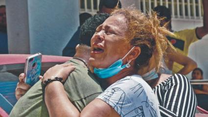 Familiares de la pequeña Yulitza, de un año y medio, asesinada en Las Américas el pasado 17 de octubre de 2021. Lloraban a las afueras de la Clínica San Ignacio.