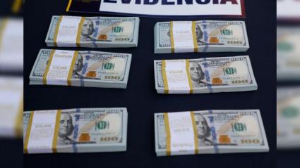 Dinero en efectivo decomisado en medio de los allanamientos que lideró la Fiscalía en Chile.