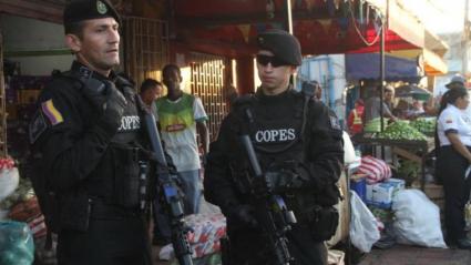 Uniformados de unidades especiales de la Policía Nacional hicieron presencia en el Centro de Barranquilla.