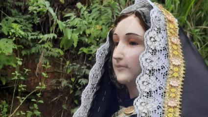Aspecto de la Virgen de la Dolorosa llorando durante la procesión
