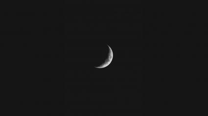 Aspecto de la luna del planeta Tierra captada en una noche oscura