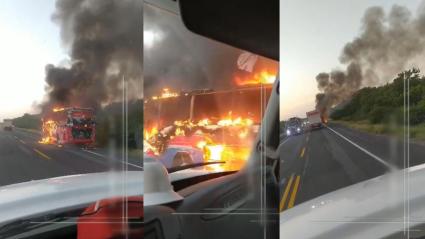 Aspecto de la quema de los buses en una de las carreteras del departamento