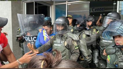 Aspecto del enfrentamiento entre agentes del Esmad y estudiantes de la Universidad del Atlántico