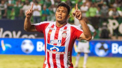 Teófilo Gutiérrez celebrando un gol con la camiseta de Junior en el estadio Palmaseca de Cali, ciudad a la que volverá