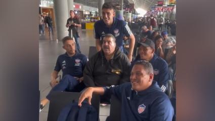 Maelo Ruíz acompañado por los jugadores de Junior