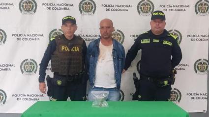 El hombre capturado junto a oficiales de la Policía Metropolitana de Barranquilla