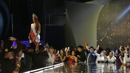 La señorita Colombia tras la imposición de la corona. 