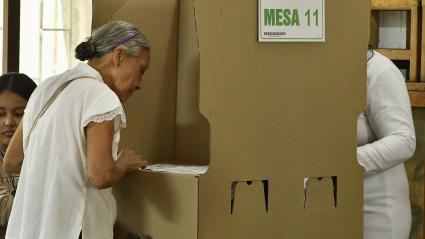 Una mujer de avanzada edad deposita su voto en las urnas durante los comicios celebrados este domingo en todo el país