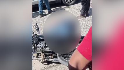 El hombre quedó tendido sobre la carretera y varios videos que circulan en redes sociales dan cuenta de la tragedia