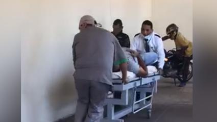 Momento en el que conducen al hombre herido a un centro asistencial