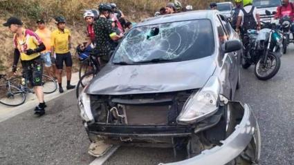 Así quedó el vehículo tras el impacto con los ciclistas.