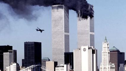 Imagen de una de las Torres Gemelas envuelta en llamas por el impacto de un avión