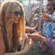 Shakira saludando a la gente del barrio El Bosque tras la entrega del colegio