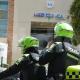Policías merodean por los alrededores del centro médico en el que fue perpetrado el ataque