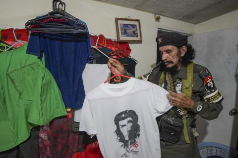 El 'Che' Guevara barranquillero colecciona varios artículos del comunista argentino en su hogar. 