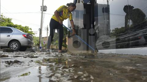 Varios negocios han visto cómo el agua ingresa por todos lados a raíz de las lluvias