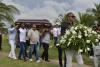 Allegados cargaban el ataud, el cual era conducido hasta el camposanto del Cementerio Jardines de La Eternidad Norte, ubicado en Puerto Colombia